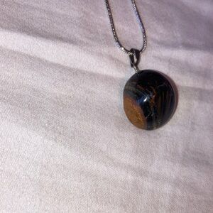 Elegant Black and Brown Pendant Necklace